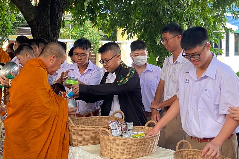 กิจกรรมทำบุญตักบาตรในช่วงเช้า ณ วัดเทพศิรินทราวาส