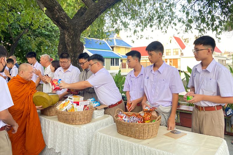 กิจกรรมทำบุญตักบาตรในช่วงเช้า ณ วัดเทพศิรินทราวาส