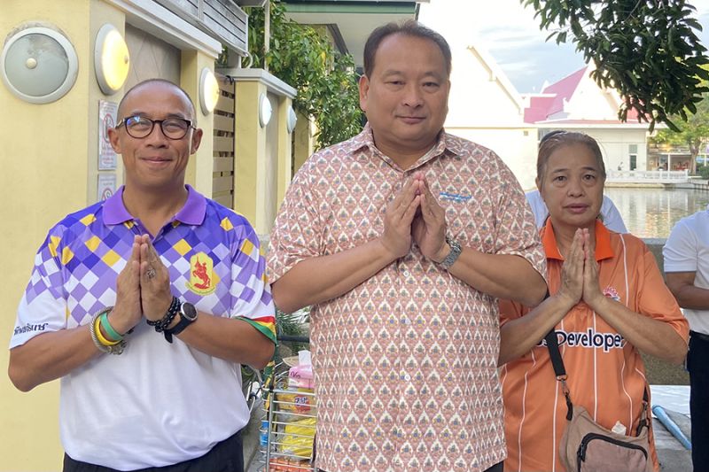vกิจกรรมทำบุญตักบาตรในช่วงเช้า ณ วัดเทพศิรินทราวาส