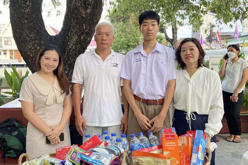 กิจกรรมทำบุญตักบาตรในช่วงเช้า ณ วัดเทพศิรินทราวาส