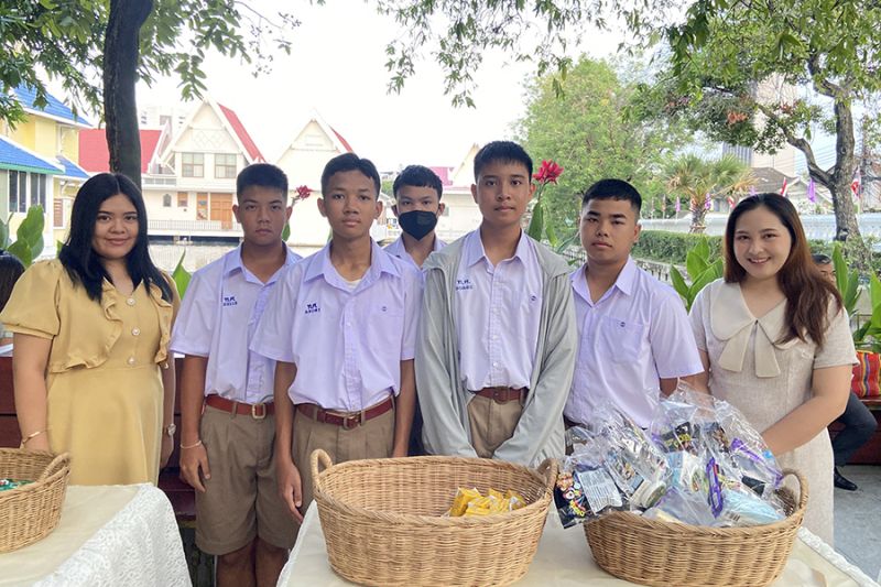 กิจกรรมทำบุญตักบาตรในช่วงเช้า ณ วัดเทพศิรินทราวาส
