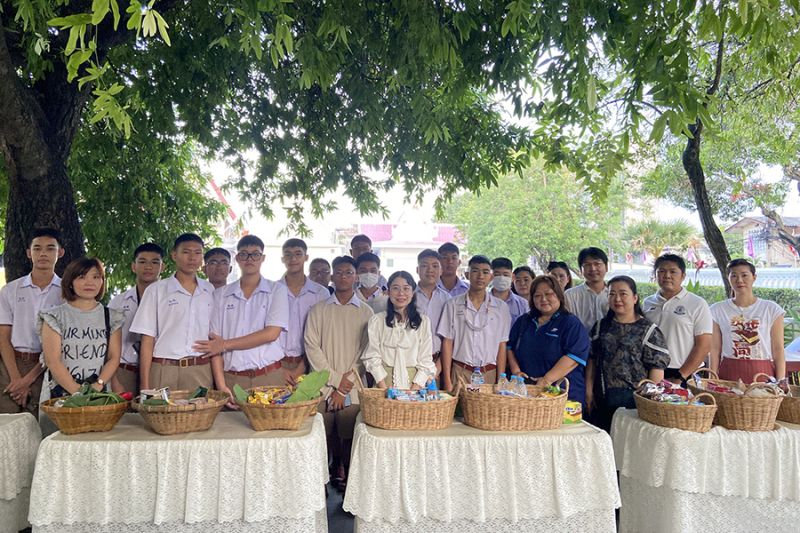 กิจกรรมทำบุญตักบาตรในช่วงเช้า ณ วัดเทพศิรินทราวาส