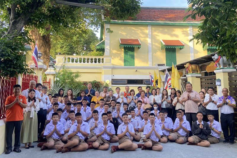 กิจกรรมทำบุญตักบาตรในช่วงเช้า ณ วัดเทพศิรินทราวาส