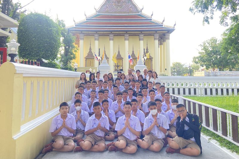 กิจกรรมทำบุญตักบาตรในช่วงเช้า ณ วัดเทพศิรินทราวาส
