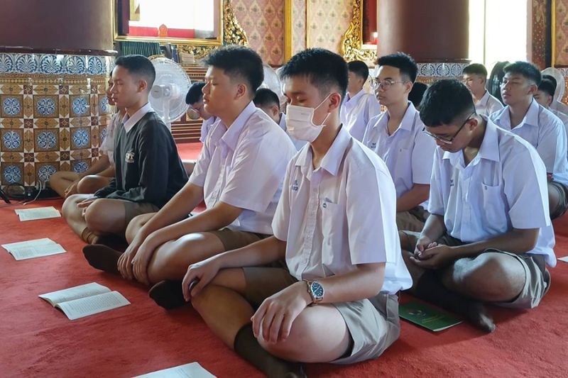 กิจกรรมทำบุญตักบาตรในช่วงเช้า ณ วัดเทพศิรินทราวาส