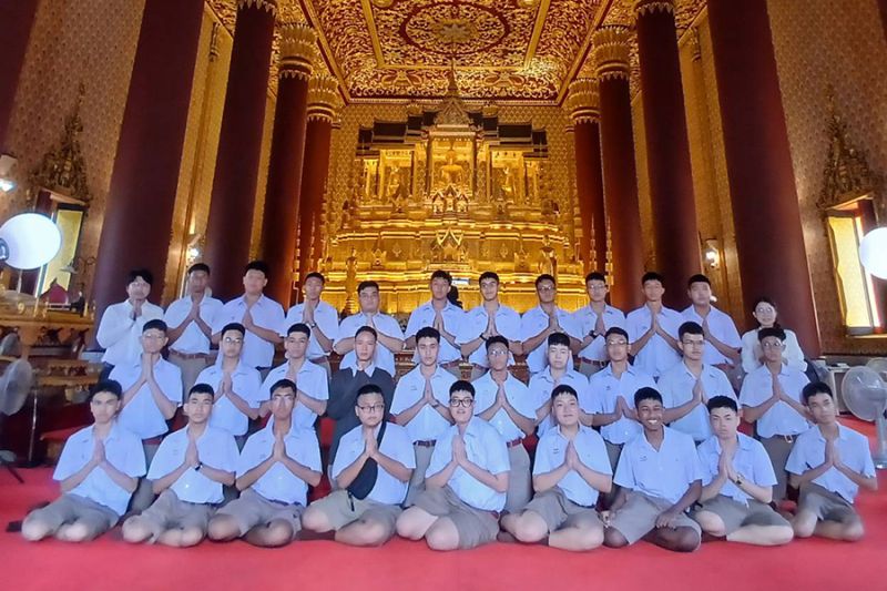 กิจกรรมทำบุญตักบาตรในช่วงเช้า ณ วัดเทพศิรินทราวาส