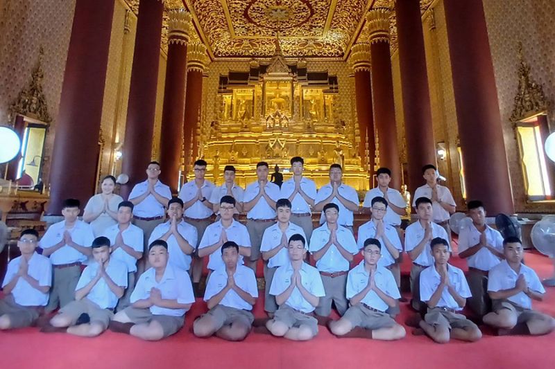 กิจกรรมทำบุญตักบาตรในช่วงเช้า ณ วัดเทพศิรินทราวาส