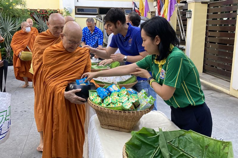 กิจกรรมทำบุญตักบาตรในช่วงเช้า ณ วัดเทพศิรินทราวาส
