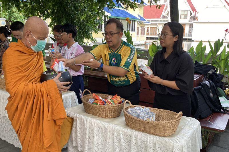 กิจกรรมทำบุญตักบาตรในช่วงเช้า ณ วัดเทพศิรินทราวาส