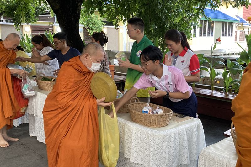 กิจกรรมทำบุญตักบาตรในช่วงเช้า ณ วัดเทพศิรินทราวาส