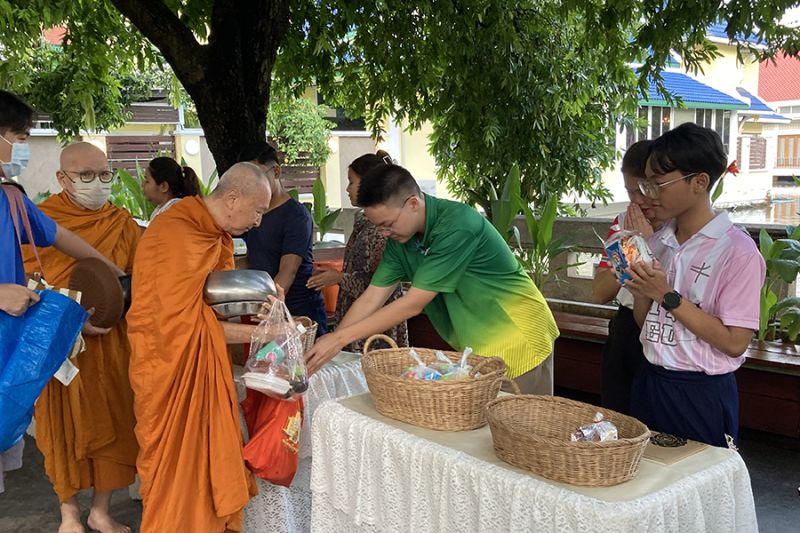 กิจกรรมทำบุญตักบาตรในช่วงเช้า ณ วัดเทพศิรินทราวาส