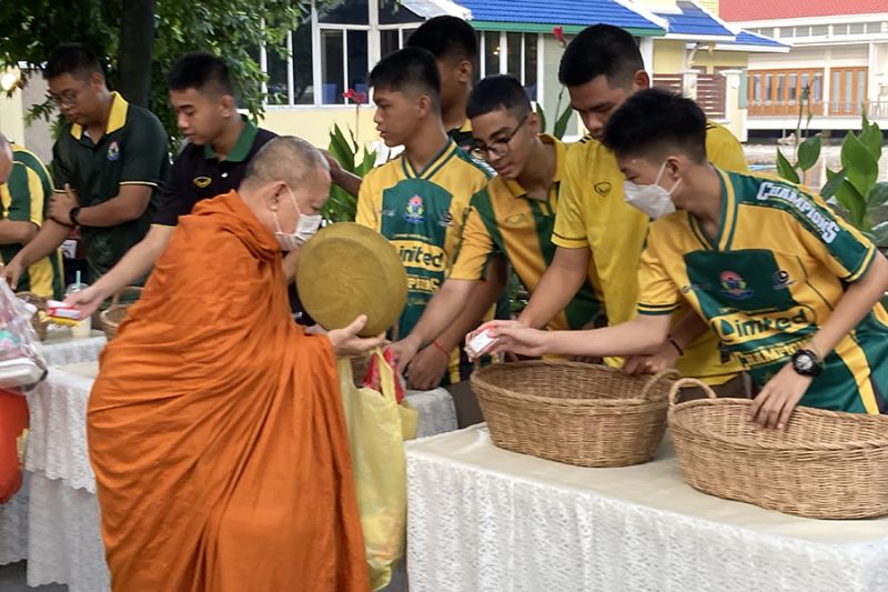 กิจกรรมทำบุญตักบาตรในช่วงเช้า ณ วัดเทพศิรินทราวาส
