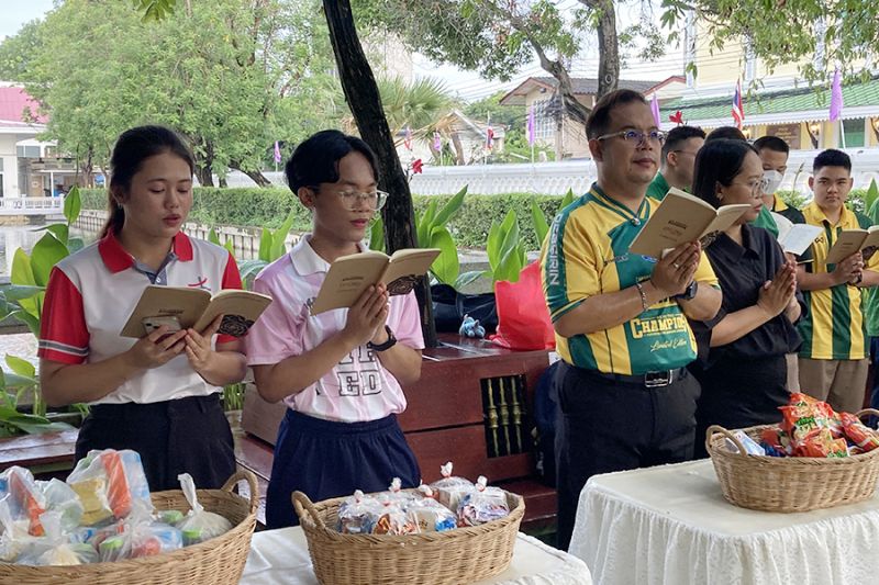 กิจกรรมทำบุญตักบาตรในช่วงเช้า ณ วัดเทพศิรินทราวาส
