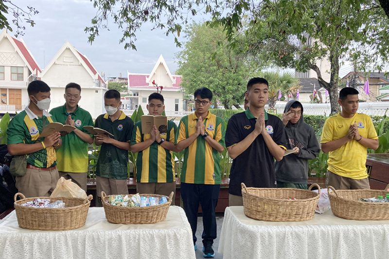 กิจกรรมทำบุญตักบาตรในช่วงเช้า ณ วัดเทพศิรินทราวาส
