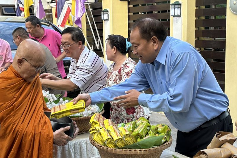 กิจกรรมทำบุญตักบาตรในช่วงเช้า ณ วัดเทพศิรินทราวาส