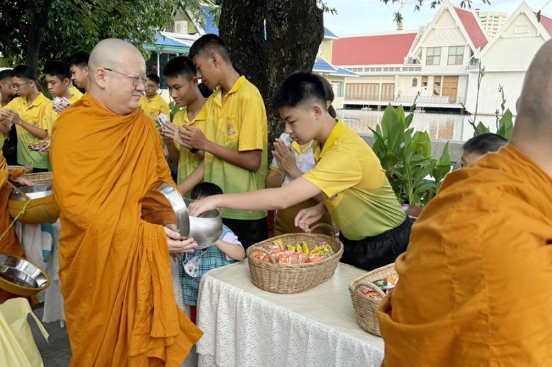 กิจกรรมทำบุญตักบาตรในช่วงเช้า ณ วัดเทพศิรินทราวาส