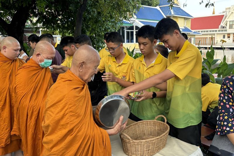 กิจกรรมทำบุญตักบาตรในช่วงเช้า ณ วัดเทพศิรินทราวาส