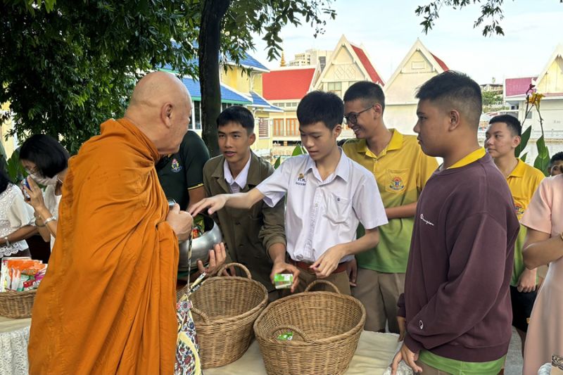 กิจกรรมทำบุญตักบาตรในช่วงเช้า ณ วัดเทพศิรินทราวาส