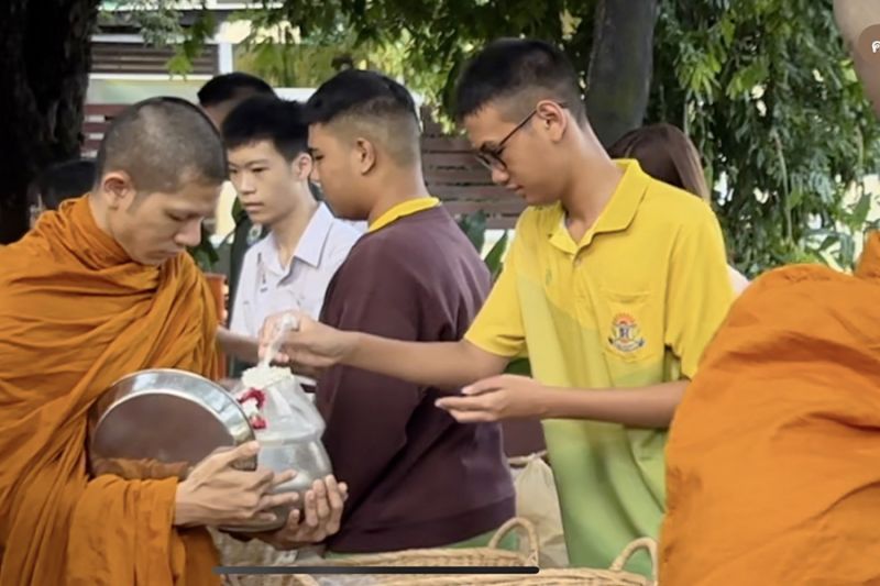 กิจกรรมทำบุญตักบาตรในช่วงเช้า ณ วัดเทพศิรินทราวาส