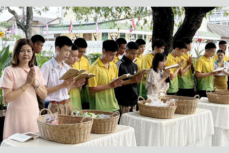 กิจกรรมทำบุญตักบาตรในช่วงเช้า ณ วัดเทพศิรินทราวาส