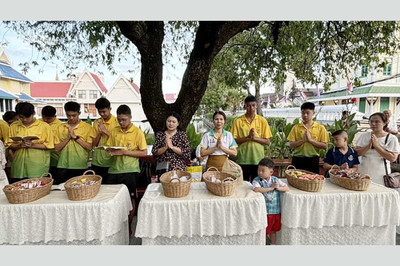 กิจกรรมทำบุญตักบาตรในช่วงเช้า ณ วัดเทพศิรินทราวาส