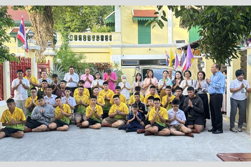 กิจกรรมทำบุญตักบาตรในช่วงเช้า ณ วัดเทพศิรินทราวาส