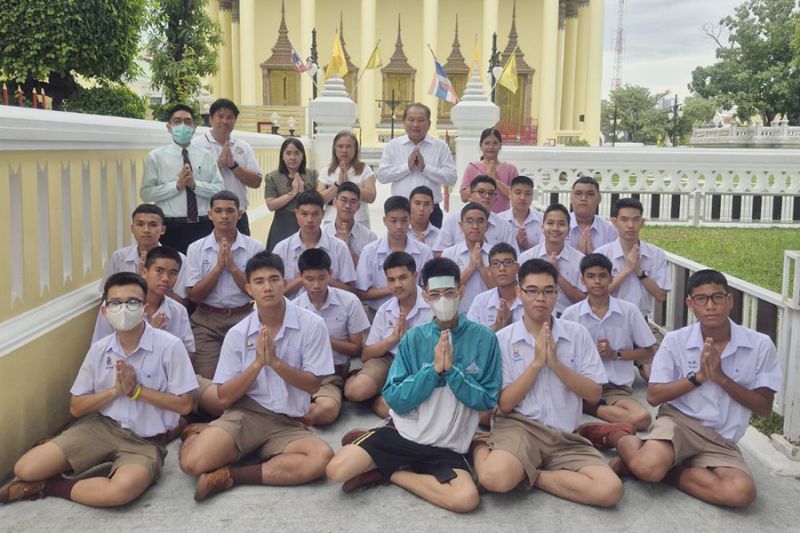 กิจกรรมทำบุญตักบาตรในช่วงเช้า ณ วัดเทพศิรินทราวาส