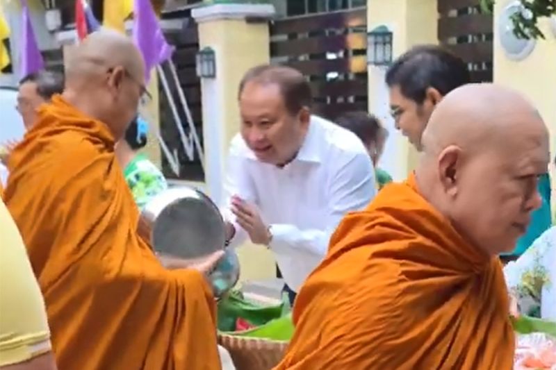 กิจกรรมทำบุญตักบาตรในช่วงเช้า ณ วัดเทพศิรินทราวาส