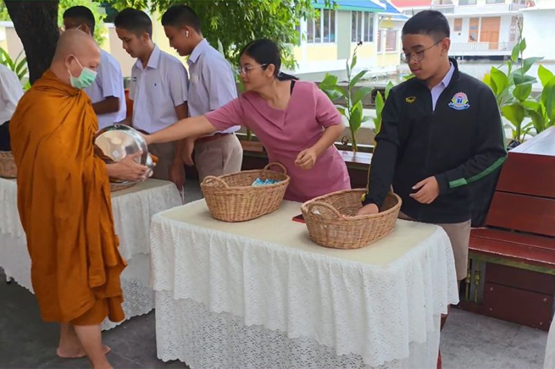 กิจกรรมทำบุญตักบาตรในช่วงเช้า ณ วัดเทพศิรินทราวาส