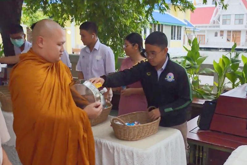 กิจกรรมทำบุญตักบาตรในช่วงเช้า ณ วัดเทพศิรินทราวาส