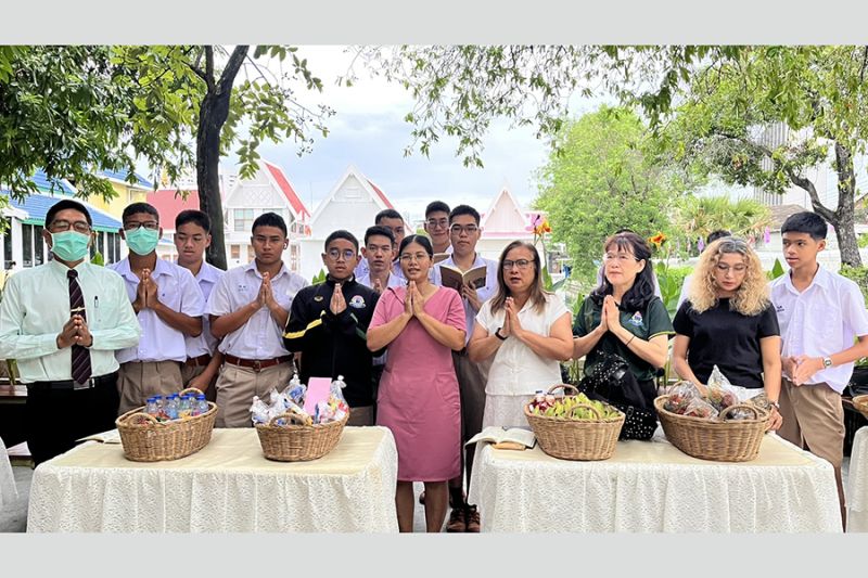 กิจกรรมทำบุญตักบาตรในช่วงเช้า ณ วัดเทพศิรินทราวาส