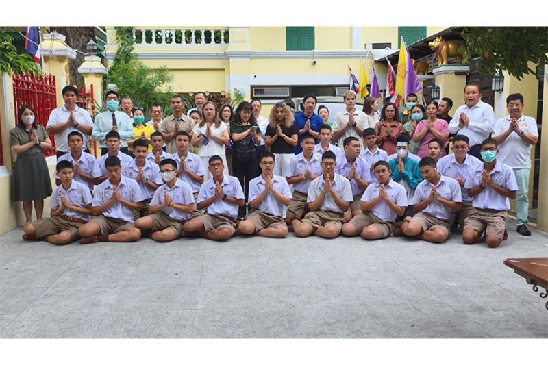 กิจกรรมทำบุญตักบาตรในช่วงเช้า ณ วัดเทพศิรินทราวาส