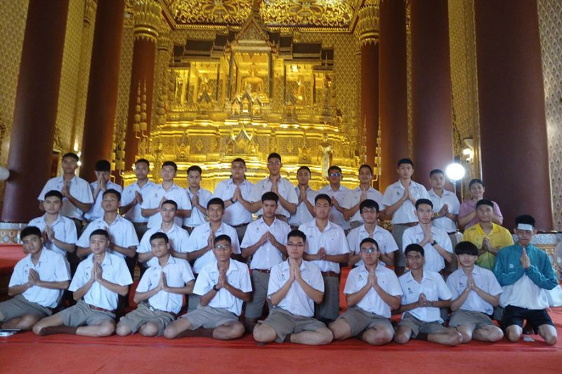 กิจกรรมทำบุญตักบาตรในช่วงเช้า ณ วัดเทพศิรินทราวาส