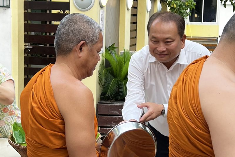 กิจกรรมทำบุญตักบาตรในช่วงเช้า ณ วัดเทพศิรินทราวาส