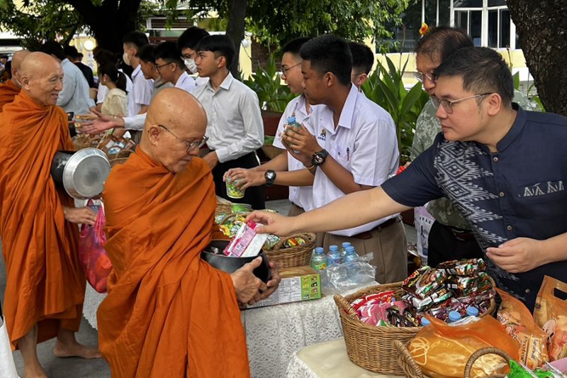 กิจกรรมทำบุญตักบาตรในช่วงเช้า ณ วัดเทพศิรินทราวาส