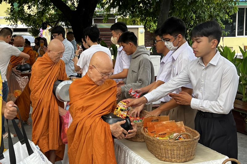 กิจกรรมทำบุญตักบาตรในช่วงเช้า ณ วัดเทพศิรินทราวาส