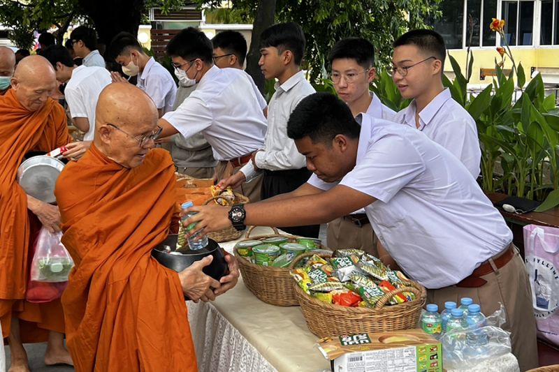 กิจกรรมทำบุญตักบาตรในช่วงเช้า ณ วัดเทพศิรินทราวาส