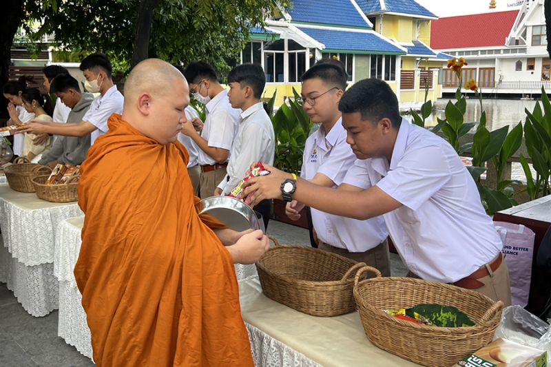 กิจกรรมทำบุญตักบาตรในช่วงเช้า ณ วัดเทพศิรินทราวาส