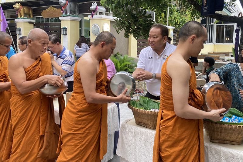 กิจกรรมทำบุญตักบาตรในช่วงเช้า ณ วัดเทพศิรินทราวาส
