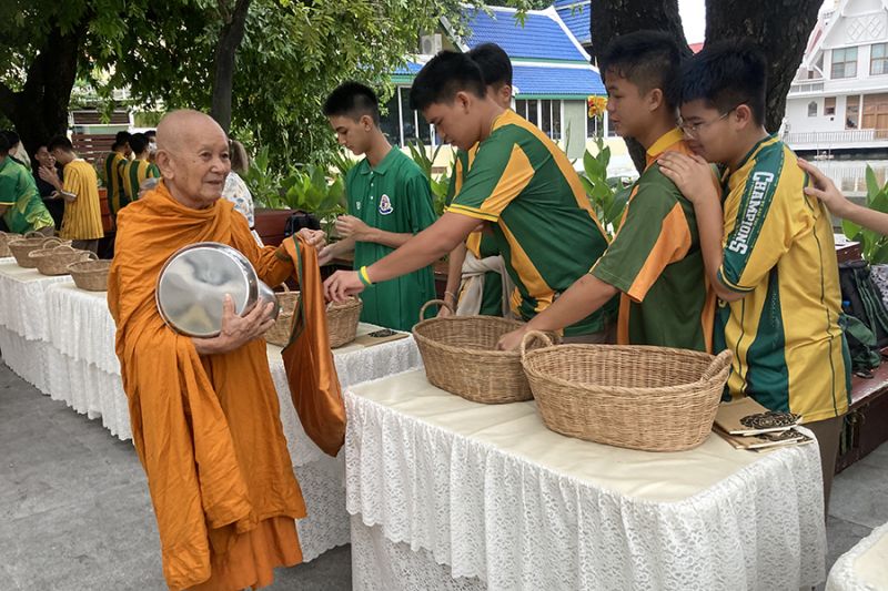กิจกรรมทำบุญตักบาตรในช่วงเช้า ณ วัดเทพศิรินทราวาส