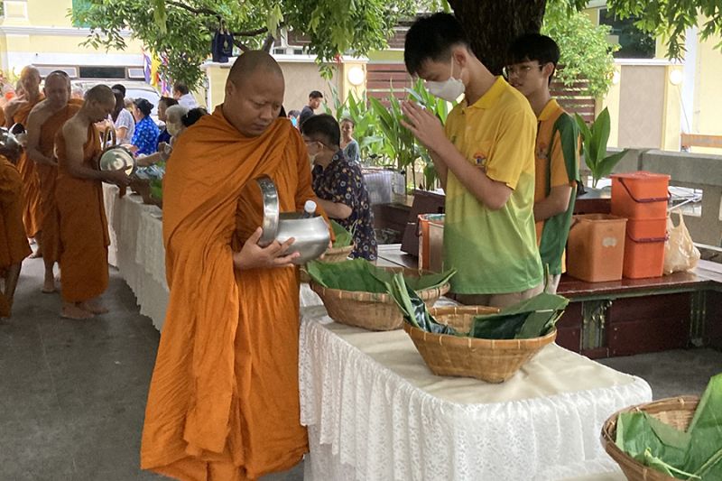 กิจกรรมทำบุญตักบาตรในช่วงเช้า ณ วัดเทพศิรินทราวาส