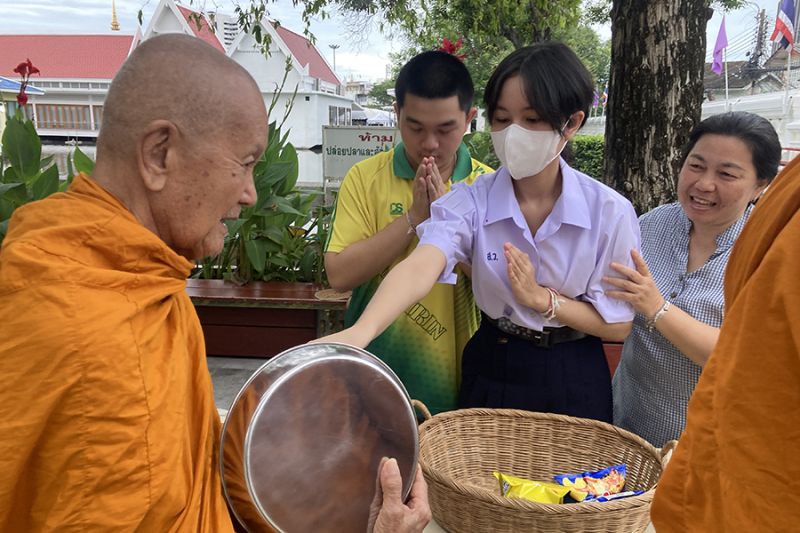 กิจกรรมทำบุญตักบาตรในช่วงเช้า ณ วัดเทพศิรินทราวาส