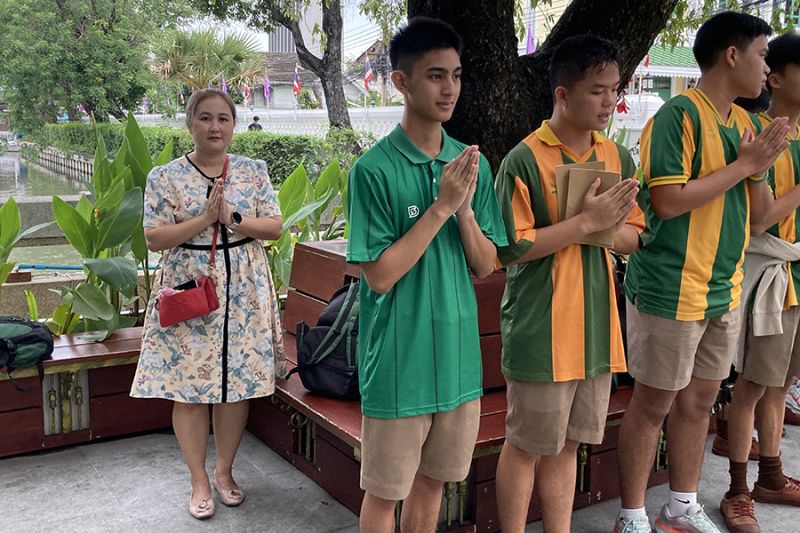 กิจกรรมทำบุญตักบาตรในช่วงเช้า ณ วัดเทพศิรินทราวาส