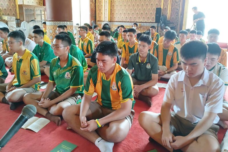 กิจกรรมทำบุญตักบาตรในช่วงเช้า ณ วัดเทพศิรินทราวาส