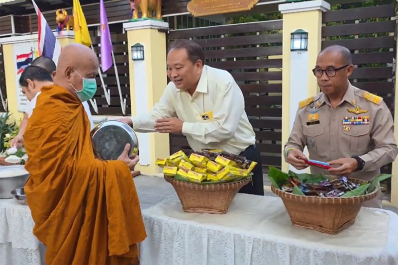 กิจกรรมทำบุญตักบาตรในช่วงเช้า ณ วัดเทพศิรินทราวาส
