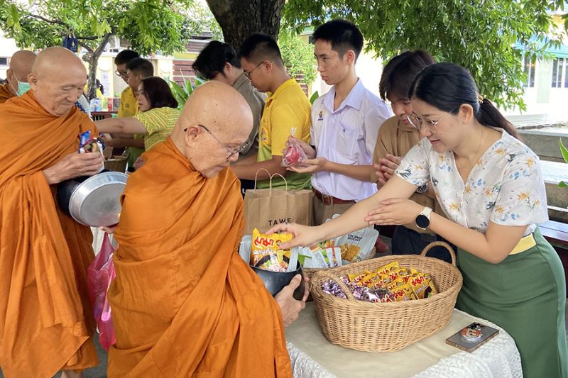 กิจกรรมทำบุญตักบาตรในช่วงเช้า ณ วัดเทพศิรินทราวาส