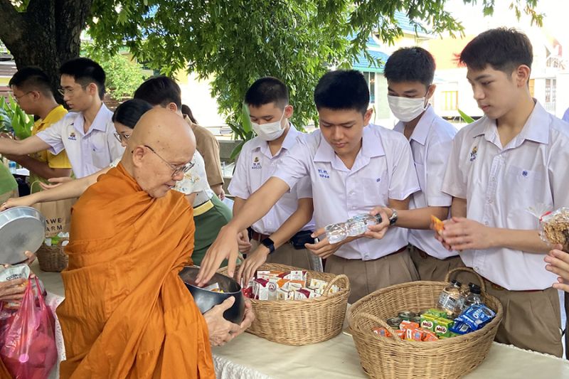 กิจกรรมทำบุญตักบาตรในช่วงเช้า ณ วัดเทพศิรินทราวาส