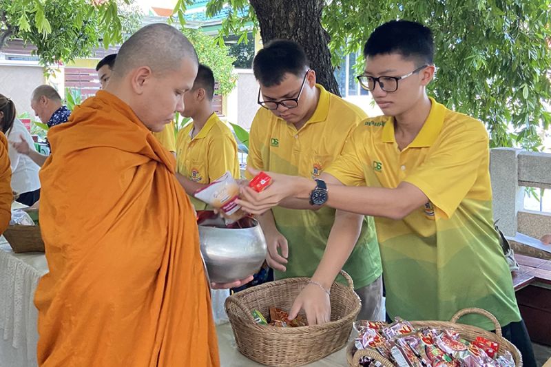กิจกรรมทำบุญตักบาตรในช่วงเช้า ณ วัดเทพศิรินทราวาส