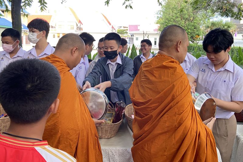 กิจกรรมทำบุญตักบาตรในช่วงเช้า ณ วัดเทพศิรินทราวาส