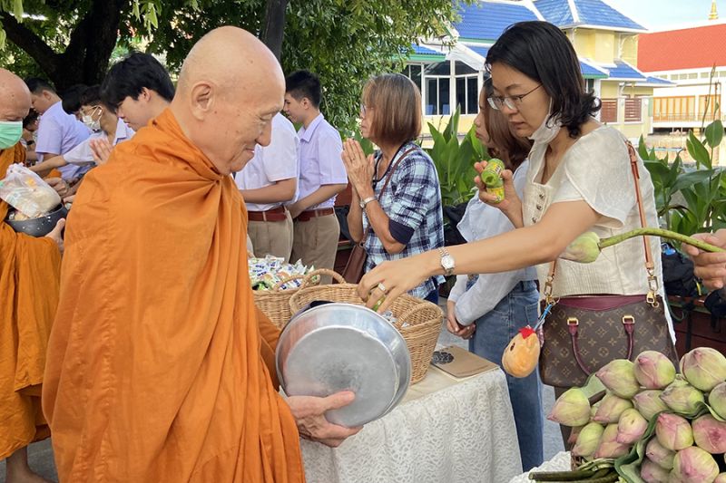 กิจกรรมทำบุญตักบาตรในช่วงเช้า ณ วัดเทพศิรินทราวาส